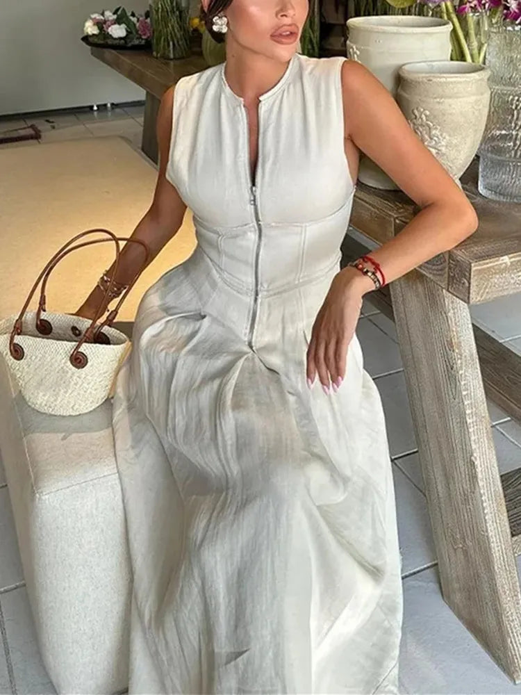 Long dress with zipper, pleated, sleeveless, bodycon, elegant for summer parties, midi length.