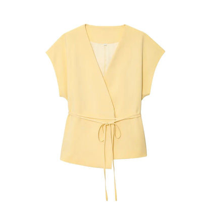 Women's Fashion pants and blouse set, consisting of a sleeveless blouse with a V-neck and tie detail, ideal for spring/summer.