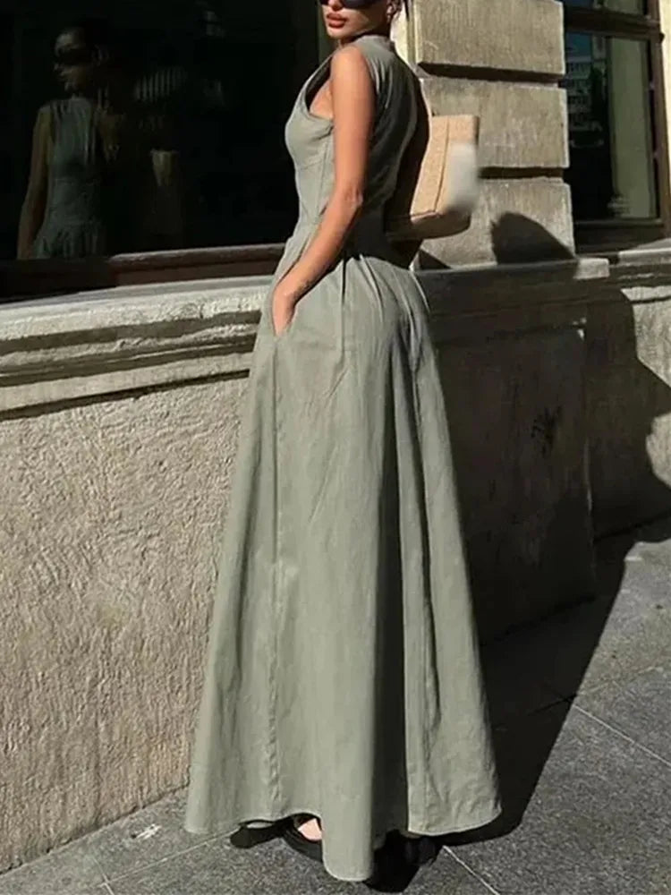 Long dress with zipper, pleated, sleeveless, bodycon, elegant for summer parties, midi length.