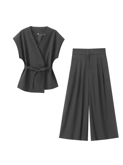 Women's Fashion pants and blouse set, consisting of a sleeveless blouse with a V-neck and tie detail, ideal for spring/summer.